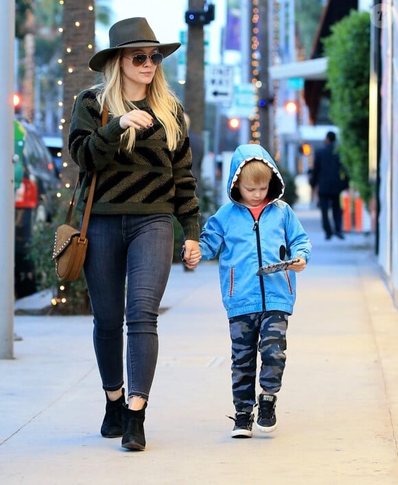 Hilary Duff fait du shopping avec son fils Luca à Beverly Hills, le 13 décembre 2016.