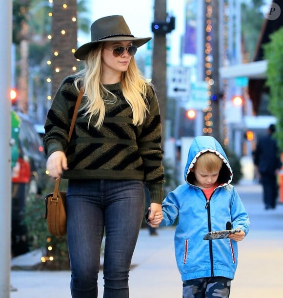 Hilary Duff fait du shopping avec son fils Luca à Beverly Hills, le 13 décembre 2016.