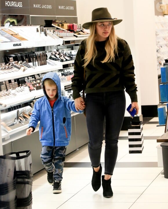 Hilary Duff fait du shopping avec son fils Luca à Beverly Hills, le 13 décembre 2016.