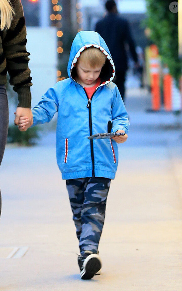 Hilary Duff fait du shopping avec son fils Luca à Beverly Hills, le 13 décembre 2016.