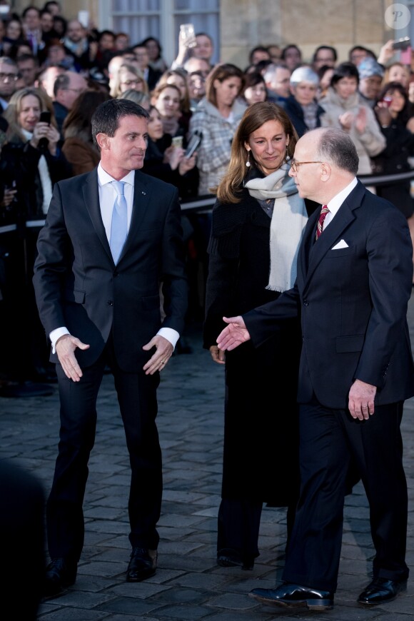 Bernard Cazeneuve, Manuel Valls et sa femme Anne Gravoin - Passation de pouvoirs entre l'ancien premier ministre Manuel Valls et le nouveau premier ministre Bernard Cazeneuve à l'hôtel Matignon à Paris, le 6 décembre 2016.