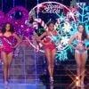 Les cinq finalistes défilent en tenue de fée de Noël. Concours Miss France 2017. Sur TF1, le 17 décembre 2016. 