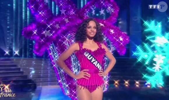 Miss Guyane : Alicia Aylies - Les cinq finalistes défilent en tenue de fée de Noël. Concours Miss France 2017. Sur TF1, le 17 décembre 2016. 