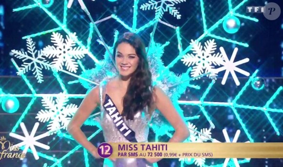 Miss Tahiti : Vaea Ferrand - Les cinq finalistes défilent en tenue de fée de Noël. Concours Miss France 2017. Sur TF1, le 17 décembre 2016. 