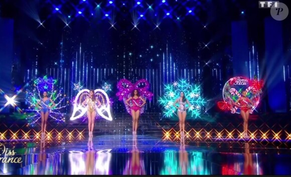 Les cinq finalistes défilent en tenue de fée de Noël. Concours Miss France 2017. Sur TF1, le 17 décembre 2016. 