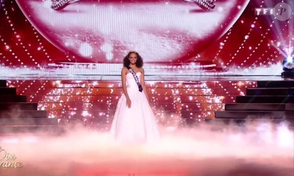 Miss Guyane : Alicia Aylies - Les cinq finalistes défilent en robe de réveillon. Concours Miss France 2017. Sur TF1, le 17 décembre 2016. 