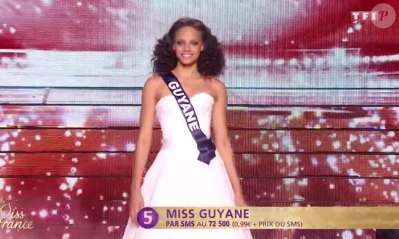 Miss Guyane : Alicia Aylies - Les cinq finalistes défilent en robe de réveillon. Concours Miss France 2017. Sur TF1, le 17 décembre 2016. 