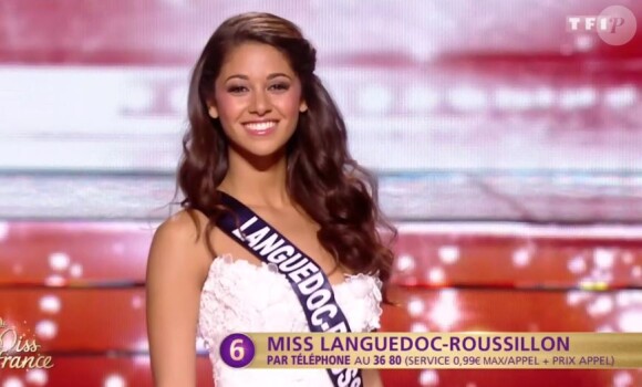 Miss Languedoc-Roussillon : Aurore Kichenin - Les cinq finalistes défilent en robe de réveillon. Concours Miss France 2017. Sur TF1, le 17 décembre 2016. 