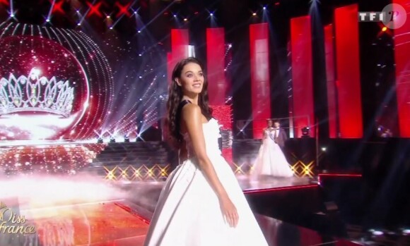 Miss Tahiti : Vaea Ferrand - Les cinq finalistes défilent en robe de réveillon. Concours Miss France 2017. Sur TF1, le 17 décembre 2016. 