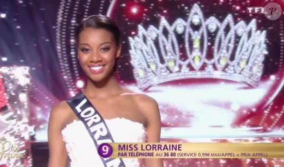 Miss Lorraine : Justine Kamara - Les cinq finalistes défilent en robe de réveillon. Concours Miss France 2017. Sur TF1, le 17 décembre 2016. 