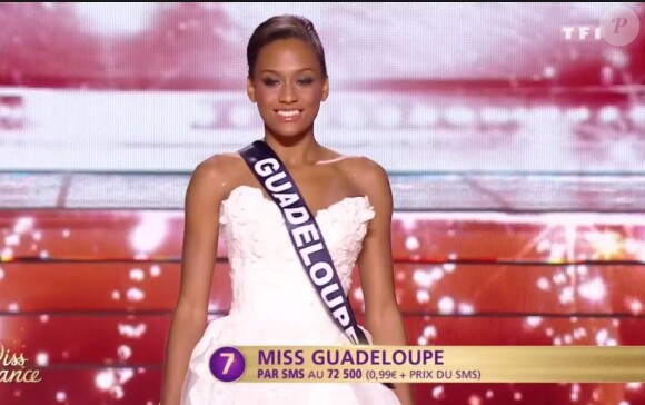 Miss Guadeloupe : Morgane Thérésine - Les cinq finalistes défilent en robe de réveillon. Concours Miss France 2017. Sur TF1, le 17 décembre 2016. 