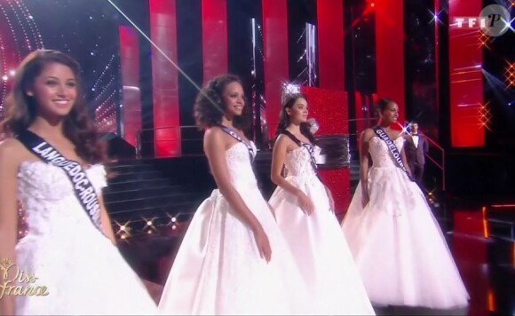 Les cinq finalistes défilent en robe de réveillon. Concours Miss France 2017. Sur TF1, le 17 décembre 2016. 