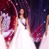 Les cinq finalistes défilent en robe de réveillon. Concours Miss France 2017. Sur TF1, le 17 décembre 2016. 
