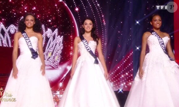 Les cinq finalistes défilent en robe de réveillon. Concours Miss France 2017. Sur TF1, le 17 décembre 2016. 
