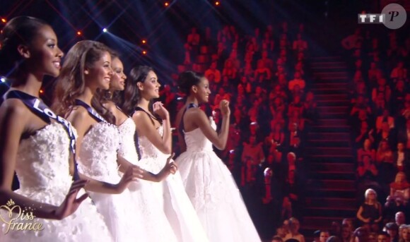 Les cinq finalistes défilent en robe de réveillon. Concours Miss France 2017. Sur TF1, le 17 décembre 2016. 