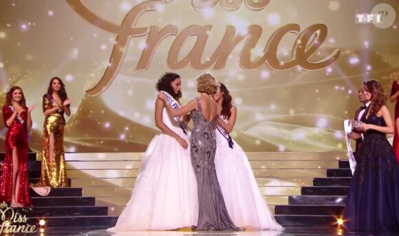 La Miss Guyane Alicia Aylies, est élue Miss France 2017 - Concours Miss France 2017. Sur TF1, le 17 décembre 2016. 