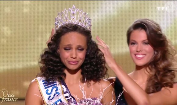 La Miss Guyane Alicia Aylies, est élue Miss France 2017 - Concours Miss France 2017. Sur TF1, le 17 décembre 2016. 