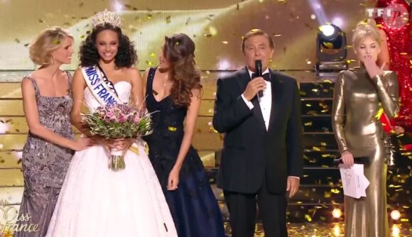 La Miss Guyane Alicia Aylies, est élue Miss France 2017 - Concours Miss France 2017. Sur TF1, le 17 décembre 2016. 