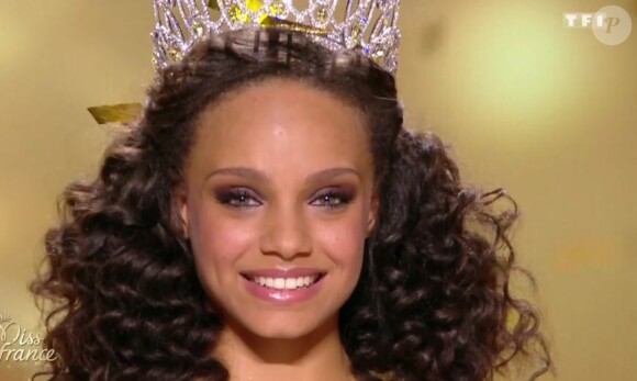 La Miss Guyane Alicia Aylies, est élue Miss France 2017 - Concours Miss France 2017. Sur TF1, le 17 décembre 2016. 