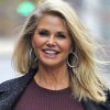 Exclusif - Christie Brinkley salue les photographes dans la rue à New York le 30 novembre 2016.