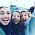 Alexandra Lamy, sa soeur Audrey Lamy et sa fille Chloé Jouannet, s'apprêtent à partir en vacances, le 16 décembre 2016.