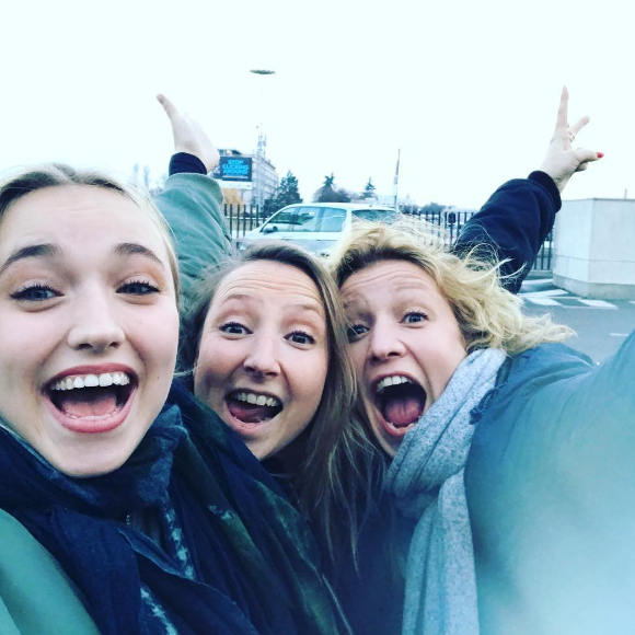 Alexandra Lamy, sa soeur Audrey Lamy et sa fille Chloé Jouannet, s'apprêtent à partir en vacances, le 16 décembre 2016.