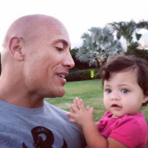 Dwayne Johnson fête le premier anniversaire de sa fille, Jasmine, en postant une vidéo sur Instagram le 16 décembre 2016.