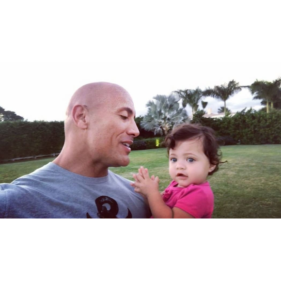 Dwayne Johnson fête le premier anniversaire de sa fille, Jasmine, en postant une vidéo sur Instagram le 16 décembre 2016.
