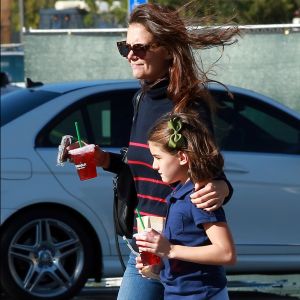 Katie Holmes et sa fille Suri Cruise à la sortie d'un Starbucks à Calabasas, le 19 octobre 2016
