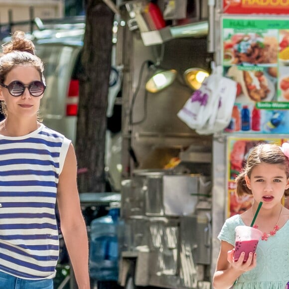 Exclusif - Katie Holmes et sa fille Suri Cruise se promènent avec leur petit chihuahua Honey dans les rues de New York. Le 17 août 2016