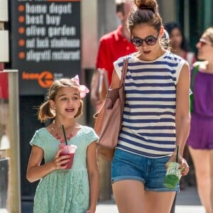 Exclusif - Katie Holmes et sa fille Suri Cruise se promènent avec leur petit chihuahua Honey dans les rues de New York. Le 17 août 2016