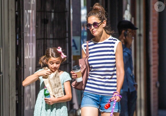 Exclusif - Katie Holmes et sa fille Suri Cruise se promènent avec leur petit chihuahua Honey dans les rues de New York. Plusieurs sources affirment que Tom Cruise n'a pas vu ni même pris de nouvelles de sa fille Suri Cruise depuis trois bonnes années! Le 17 août 2016