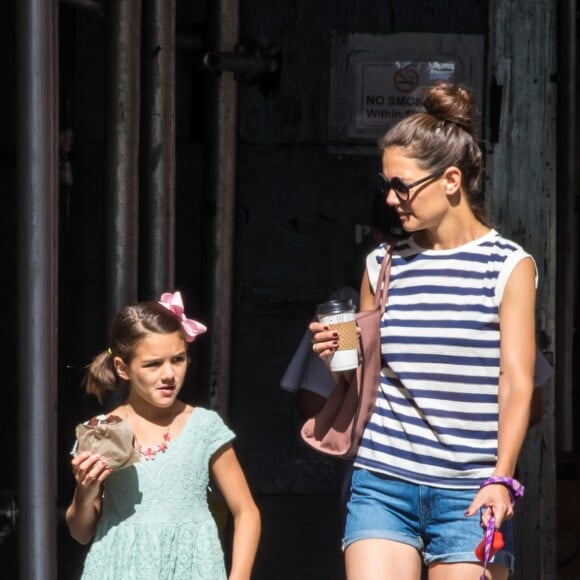 Exclusif - Katie Holmes et sa fille Suri Cruise se promènent avec leur petit chihuahua Honey dans les rues de New York. Le 17 août 2016