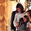 Exclusif -  Katie Holmes tourne la scène du mariage de Jackie Kennedy et Aristote Onassis à Toronto le 17 juin 2016. entre deux prises, sa fille Suri Cruise vient lui faire un câlin.