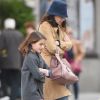 Exclusif - Katie Holmes et sa fille Suri Cruise marchent en se tenant de la même façon à New York le 15 mai 2016. © CPA / Bestimage