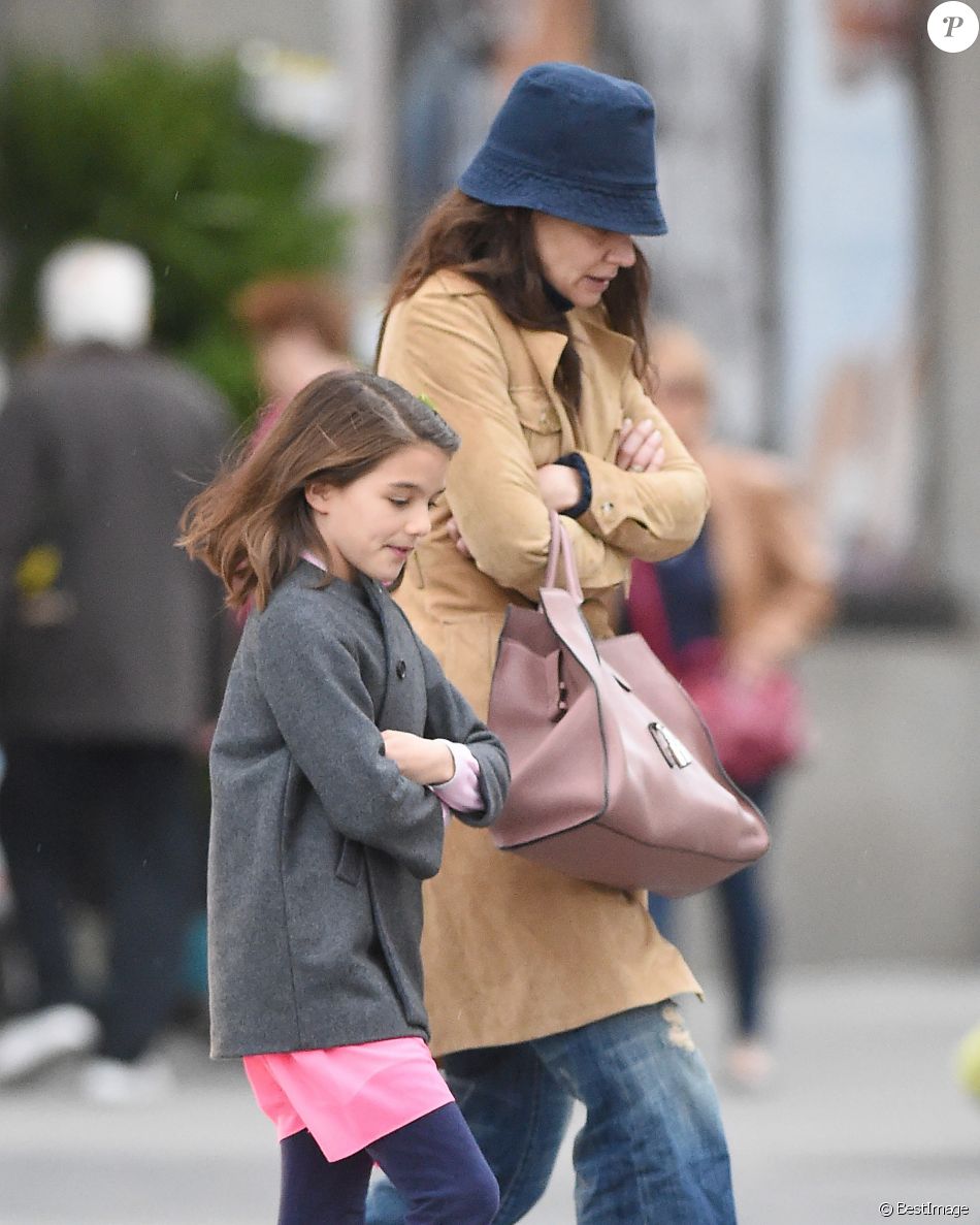 Exclusif Katie Holmes Et Sa Fille Suri Cruise Marchent En Se Tenant De La Même Façon à New 