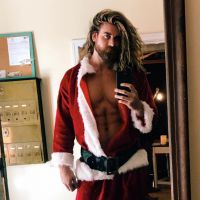 Brock O'Hurn : Père Noël ultrasexy épaulé par Iskra Lawrence