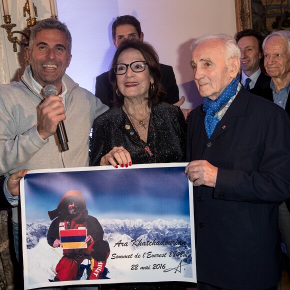 Ara Khatchadourian, Nana Mouskouri, Charles Aznavour, Stéphane Bern, Gérard Davoust à la Cérémonie de remise du prix Nikos Gatsos 2016, attribué à Charles Aznavour à l'ambassade de Grèce à Paris le 19 décembre 2016. © Cyril Moreau/Bestimage