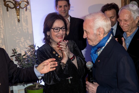 Ara Khatchadourian, Nana Mouskouri, Charles Aznavour, Stéphane Bern, Gérard Davoust à la Cérémonie de remise du prix Nikos Gatsos 2016, attribué à Charles Aznavour à l'ambassade de Grèce à Paris le 19 décembre 2016. © Cyril Moreau/Bestimage