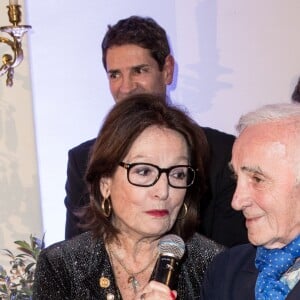 Ara Khatchadourian, Nana Mouskouri, Charles Aznavour, Stéphane Bern, Gérard Davoust à la Cérémonie de remise du prix Nikos Gatsos 2016, attribué à Charles Aznavour à l'ambassade de Grèce à Paris le 19 décembre 2016. © Cyril Moreau/Bestimage