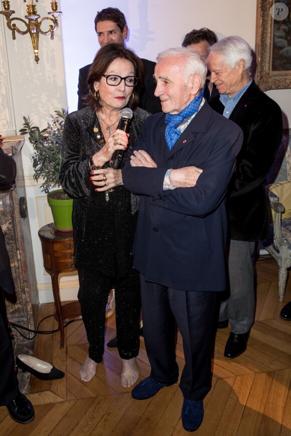 Ara Khatchadourian, Nana Mouskouri, Charles Aznavour, Stéphane Bern, Gérard Davoust à la Cérémonie de remise du prix Nikos Gatsos 2016, attribué à Charles Aznavour à l'ambassade de Grèce à Paris le 19 décembre 2016. © Cyril Moreau/Bestimage