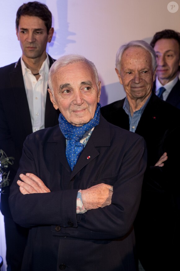 Ara Khatchadourian, Nana Mouskouri, Charles Aznavour, Stéphane Bern, Gérard Davoust à la Cérémonie de remise du prix Nikos Gatsos 2016, attribué à Charles Aznavour à l'ambassade de Grèce à Paris le 19 décembre 2016. © Cyril Moreau/Bestimage
