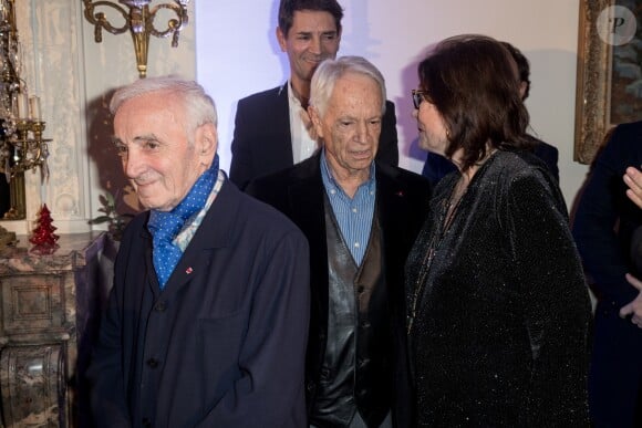 Ara Khatchadourian, Nana Mouskouri, Charles Aznavour, Stéphane Bern, Gérard Davoust à la Cérémonie de remise du prix Nikos Gatsos 2016, attribué à Charles Aznavour à l'ambassade de Grèce à Paris le 19 décembre 2016. © Cyril Moreau/Bestimage