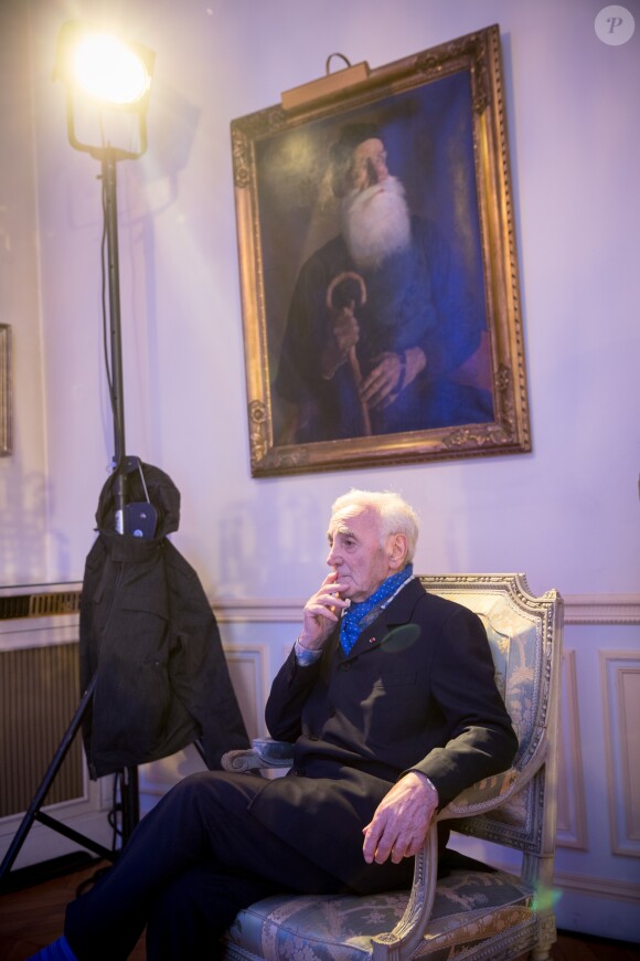 Charles Aznavour  à la Cérémonie de remise du prix Nikos Gatsos 2016, attribué à Charles Aznavour à l'ambassade de Grèce à Paris le 19 décembre 2016. © Cyril Moreau/Bestimage