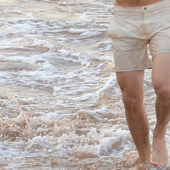 Exclusif - Mariah Carey et son nouveau compagnon le chorégraphe Bryan Tanaka s'embrassent et s'amusent sur la plage à Hawaii, le 28 novembre 2016.