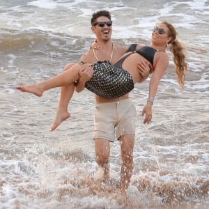 Exclusif - Mariah Carey et son nouveau compagnon le chorégraphe Bryan Tanaka s'embrassent et s'amusent sur la plage à Hawaii, le 28 novembre 2016.