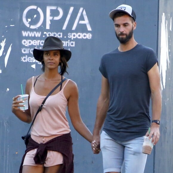 Semi-Exclusif - Benoît Paire et sa compagne Shy'm se promènent dans les rues de Brooklyn à New York. Il semblerait que le tennisman continue de profiter pleinement de sa vie personnelle, malgré les nombreux avertissements du directeur national technique de l'équipe de France de Tennis et son exclusion des Jeux Olympiques pour manquements au règlement de vie mis en place par la Fédération. Le joueur sera-t-il en forme pour affronter ses concurrents lors du tournoi de tennis US Open de Flushing Meadows ? En tous cas, la chanteuse et le sportif ne se quittent pas d'une seconde....New York, le 23 août 2016