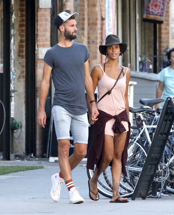 Semi-Exclusif - Benoît Paire et sa compagne Shy'm se promènent dans les rues de Brooklyn à New York. Il semblerait que le tennisman continue de profiter pleinement de sa vie personnelle, malgré les nombreux avertissements du directeur national technique de l'équipe de France de Tennis et son exclusion des Jeux Olympiques pour manquements au règlement de vie mis en place par la Fédération. Le joueur sera-t-il en forme pour affronter ses concurrents lors du tournoi de tennis US Open de Flushing Meadows ? En tous cas, la chanteuse et le sportif ne se quittent pas d'une seconde....New York, le 23 août 2016