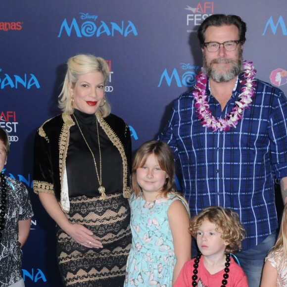 Tori Spelling enceinte avec son mari Dean McDermott et ses enfants Stella Doreen, Hattie Margaret, Liam Aaron et Finn Davey McDermott à la première de ''Moana'' à Hollywood, le 14 novembre 2016 © Birdie Thompson/AdMedia via Zuma/Bestimage