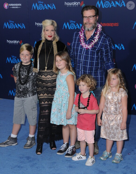 Tori Spelling enceinte avec son mari Dean McDermott et ses enfants Stella Doreen, Hattie Margaret, Liam Aaron et Finn Davey McDermott à la première de ''Moana'' à Hollywood, le 14 novembre 2016 © Birdie Thompson/AdMedia via Zuma/Bestimage